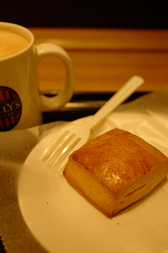 タリーズでカフェラテとスコーン