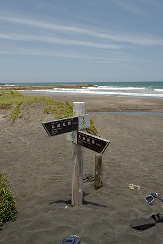 海岸に脱ぎ捨てられたビーチサンダル