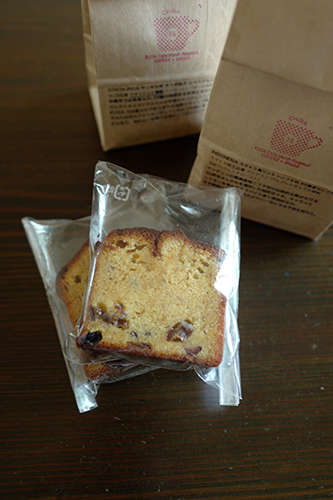 〈KUSAcafe〉のコーヒー豆とパウンドケーキ