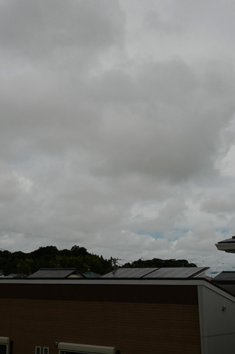 朝の曇り空もくもく