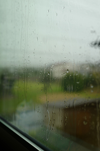 窓に雨