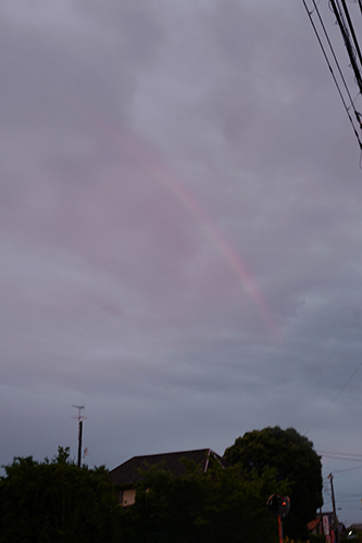 雲の向こうに虹