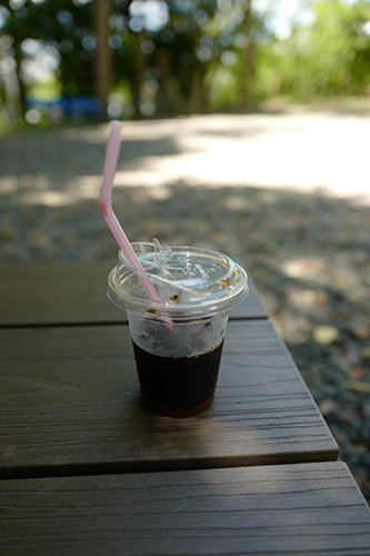 玉前神社境内でアイスコーヒー
