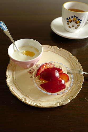 朝のお茶と果物